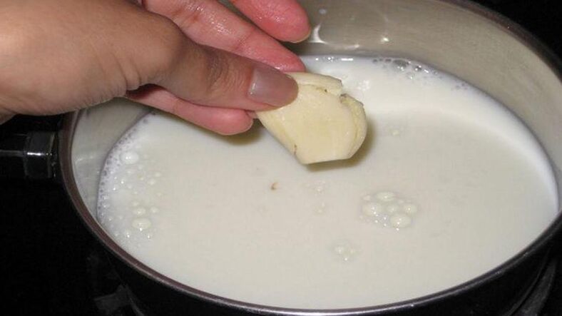 Een aftreksel van knoflook met melk voor een reinigend antiparasitair klysma