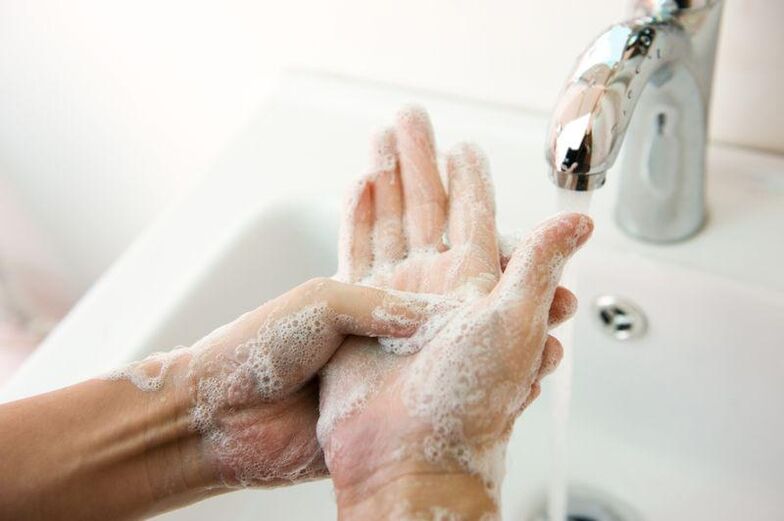 Om infectie door parasieten te voorkomen, moet u uw handen wassen.