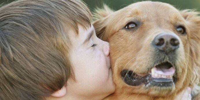 jongen krijgt parasieten van hond