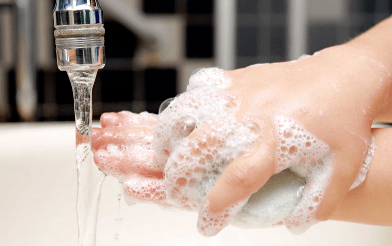 handen wassen om wormen te voorkomen